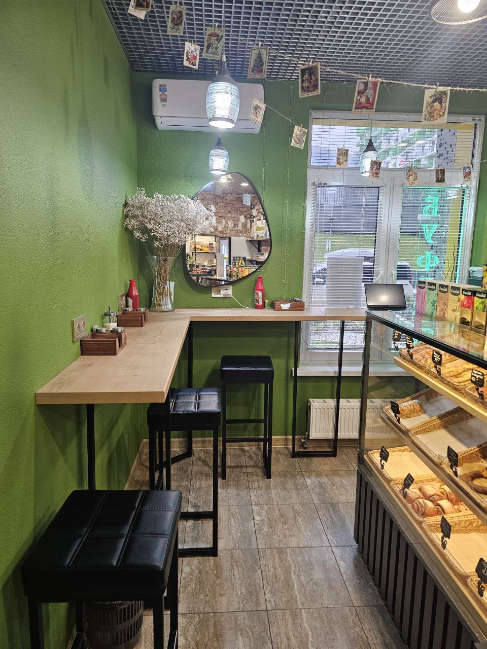 Уютный уголок с витриной